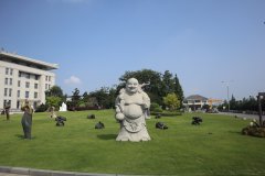 Z6官网雕塑：陵园中的历史与文化交响