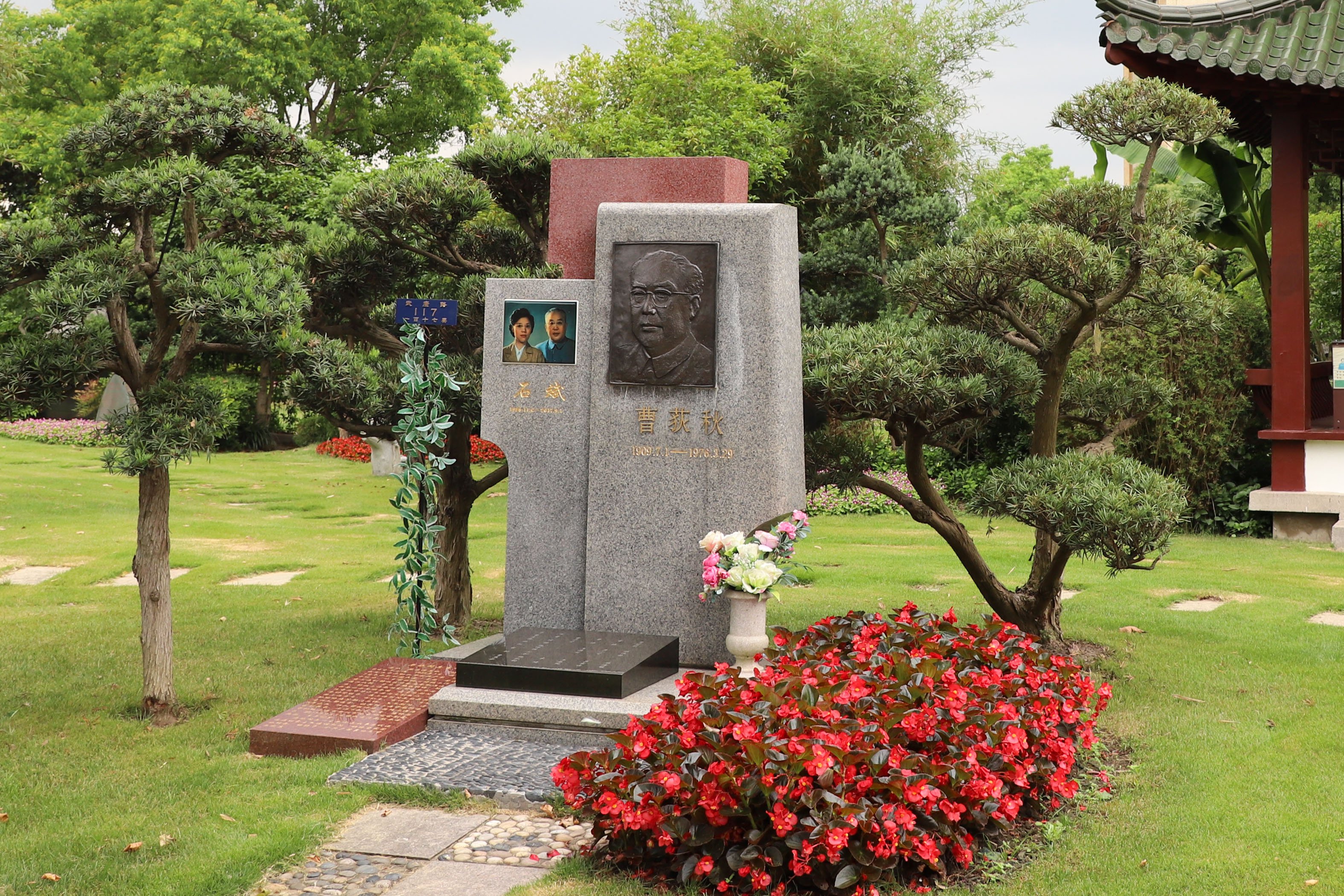 <b>历史回响：曹荻秋纪念碑下的敬仰与思考</b>